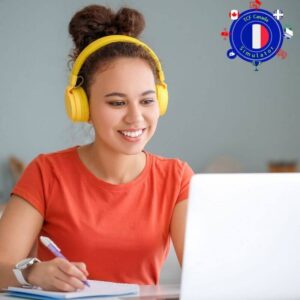 Femme avec casque en face son ordinateur