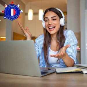 Femme contente en face son ordinateur