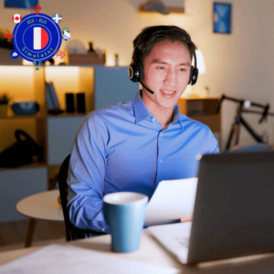 Un homme en face l'ordinateur