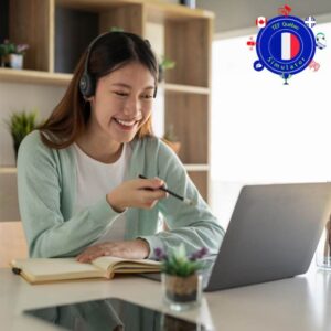 Femme qui prepare un examen en face à son PC