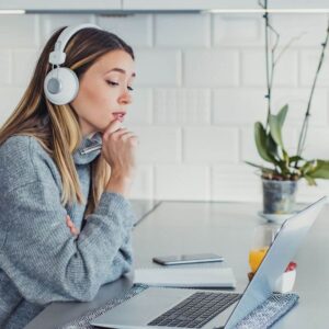 Femme et son ordinateur